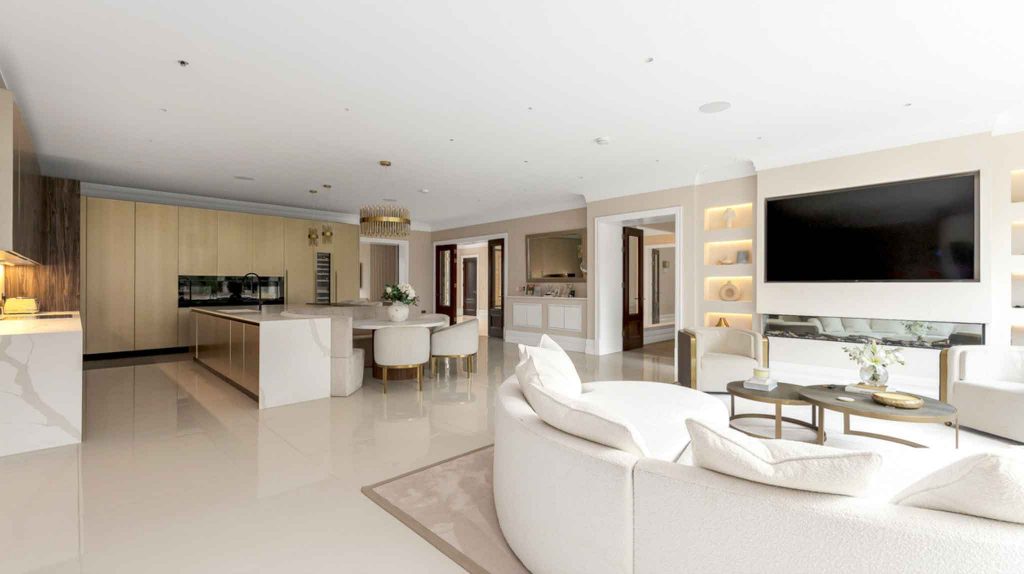 Open-Plan Luxury Living and Kitchen Interior – Berkshire Property